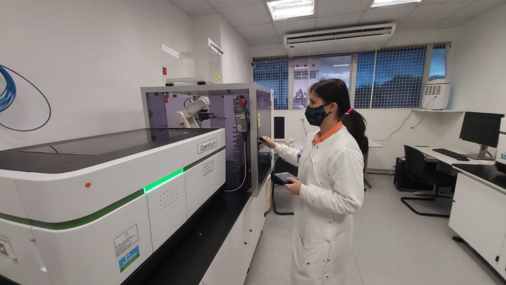 Uma técnica desenvolvida pelos pesquisadores da Fundação Oswaldo Cruz (Fiocruz) no Paraná amplia a capacidade e a precisão do diagnóstico de zika. Atualmente, a análise de cada paciente leva 10 dias no laboratório, que tem capacidade para oito testes diários.